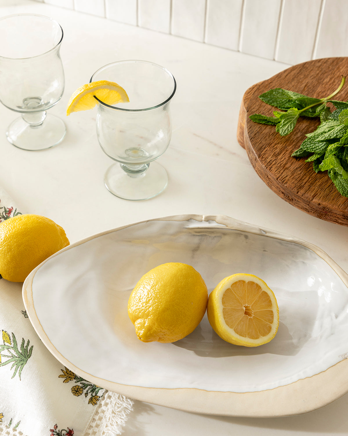 Plat en grès en forme de coquillage