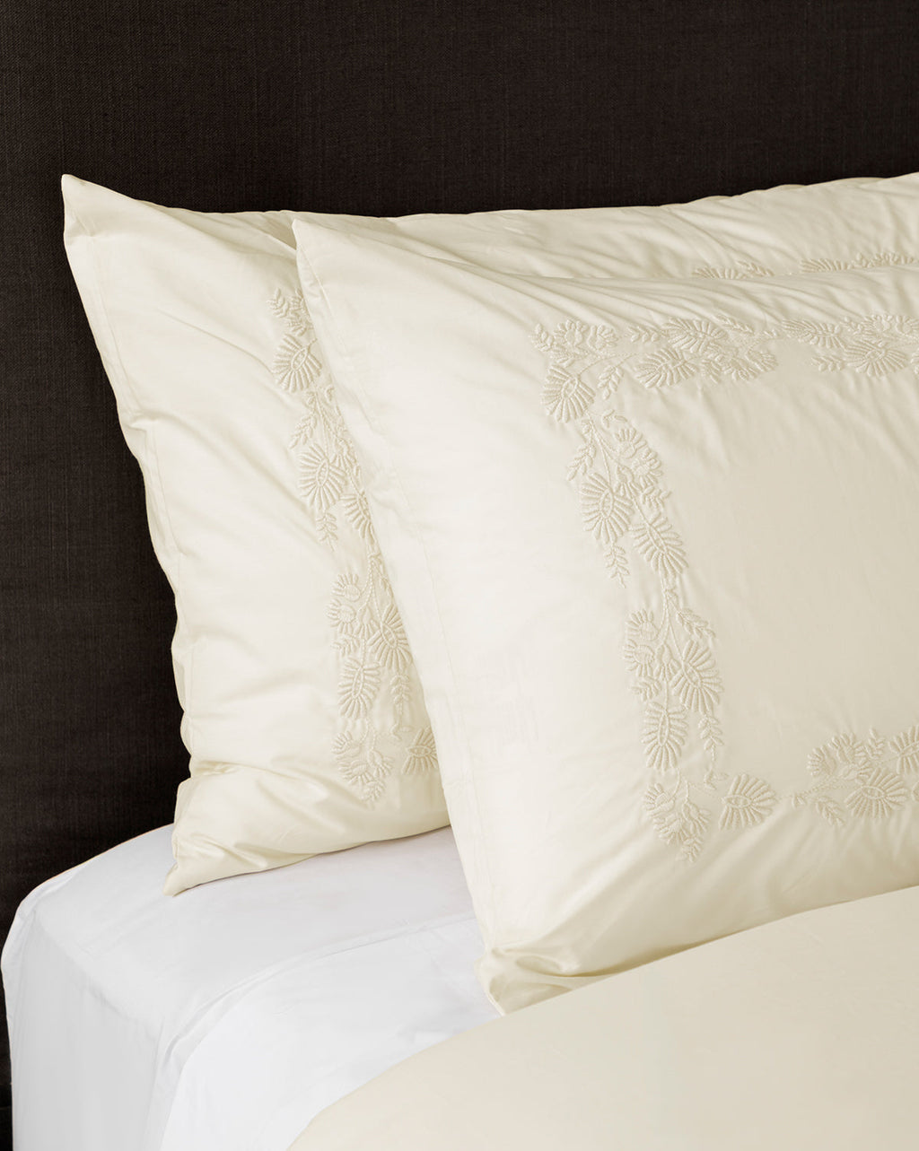 Housses d'oreiller brodées en percale Bianca (lot de 2)