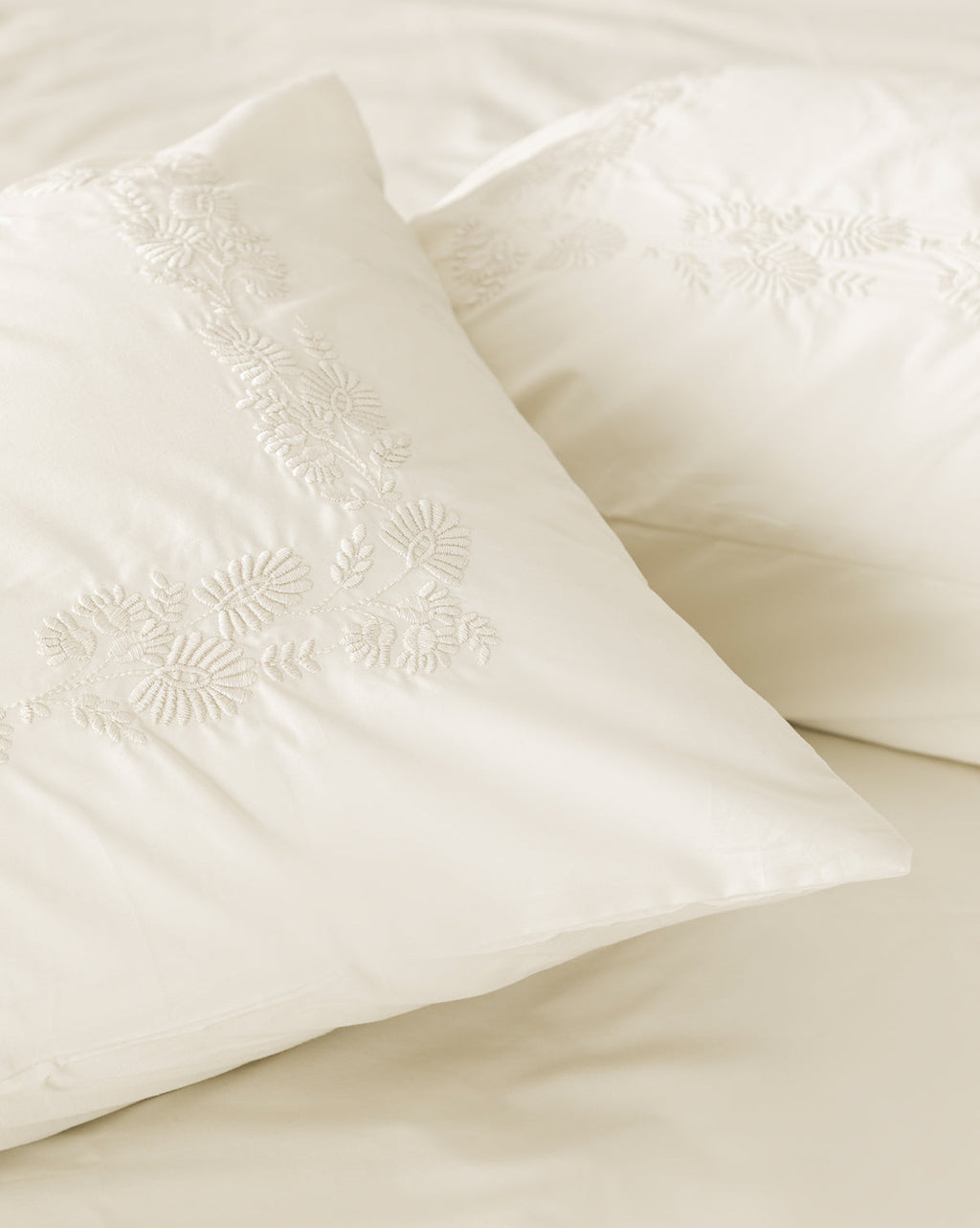 Housses d'oreiller brodées en percale Bianca (lot de 2)
