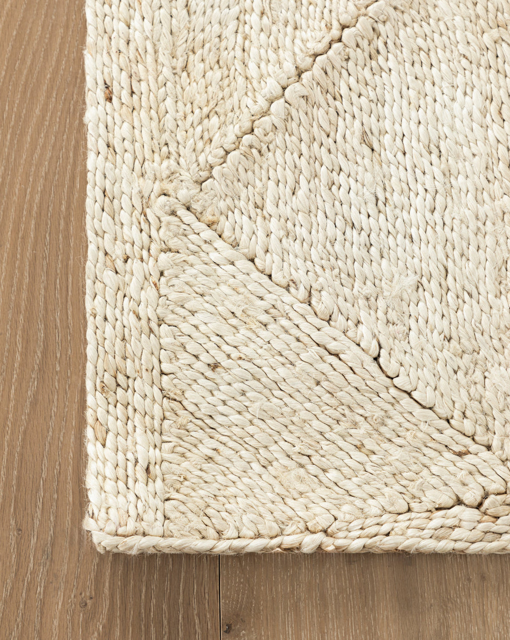Tapis en jute blanchi tressé en losanges
