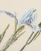Iris bleu brodé