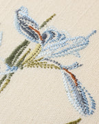 Iris bleu brodé