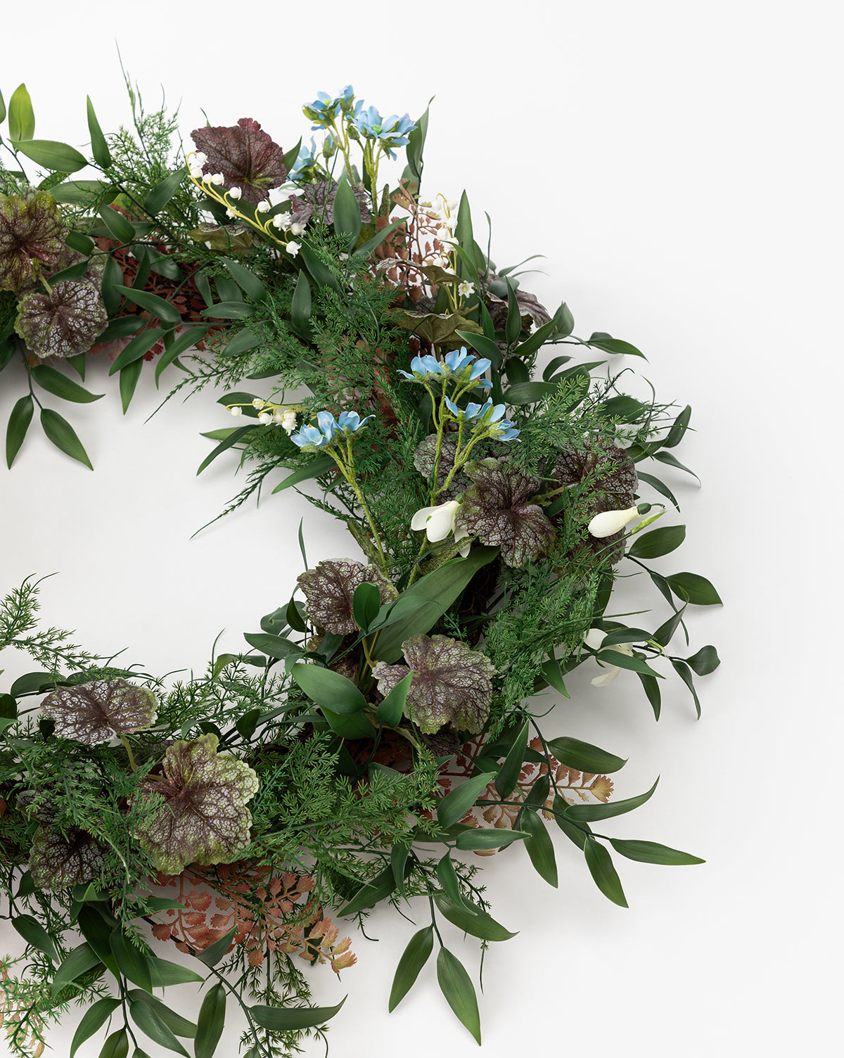 Couronne de fougères artificielles et de bégonias