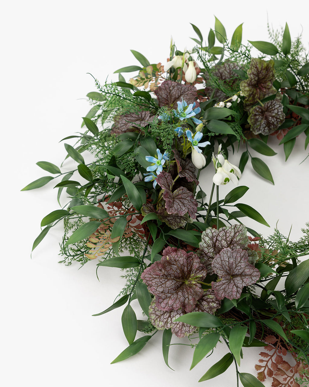 Couronne de fougères artificielles et de bégonias