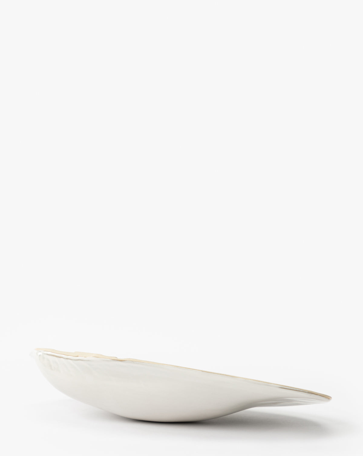 Plat en grès en forme de coquillage